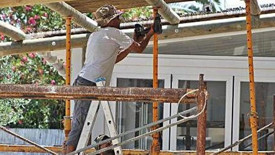 Obras de mantenimiento en un local de es Pujols.