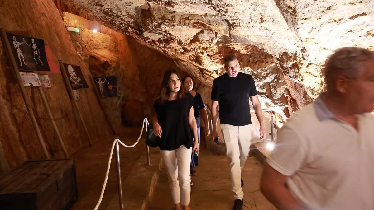 Las autoridades municipales han visitado este jueves la cueva antes de su reapertura al público.