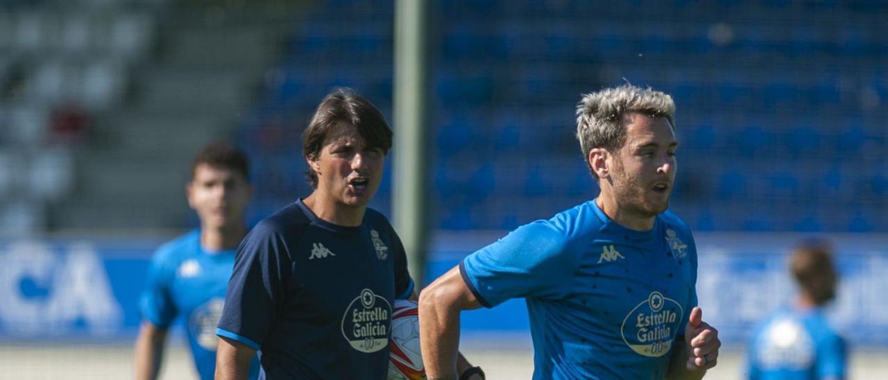 Ibai Gómez, ayer en Abegondo junto al preparador físico deportivista, Luis Fandiño. |  // CASTELEIRO / ROLLER AGENCIA