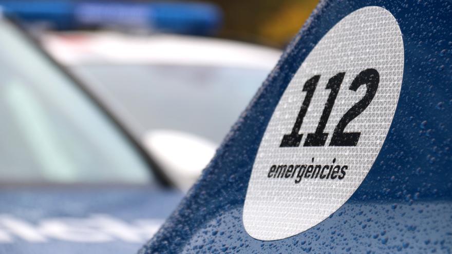 Pla de detall d'un lateral d'un dels nous vehicles dels Mossos d'Esquadra presentats al Complex Egara amb la imatge del telèfon d'emergències 112, el dia 11 de novembre de 2021. (Horitzontal)