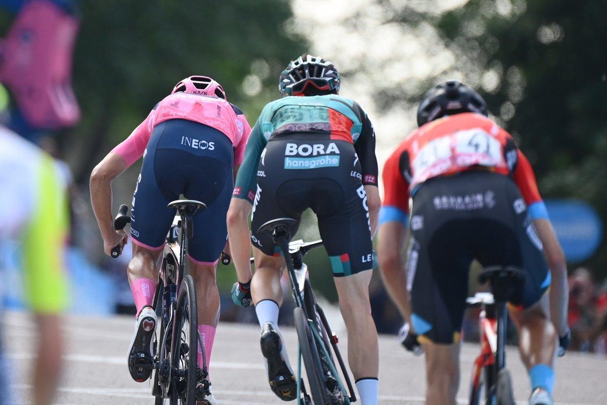 Carapaz, Hindley y Landa, de espaldas, tras los ataques de la 19ª etapa del Giro. Carapaz, Hindley y Landa, de espaldas, tras los ataques de la 19ª etapa del Giro.