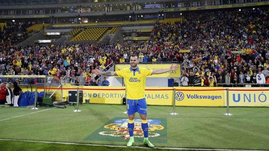 Jesé, durante la presentación de ayer en el estadio de Gran Canaria. // Efe