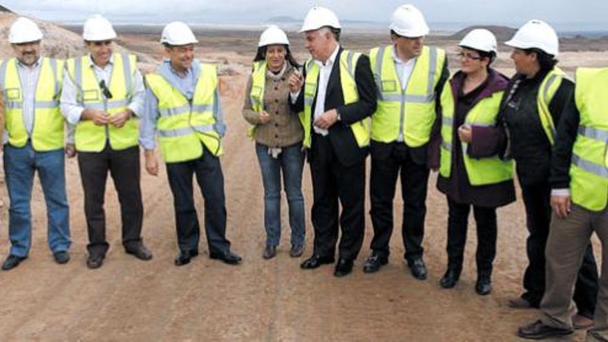 Paulino Rivero y el consejero de Transportes, Juan Ramón Hernández, con autoridades majoreras y técnicos.