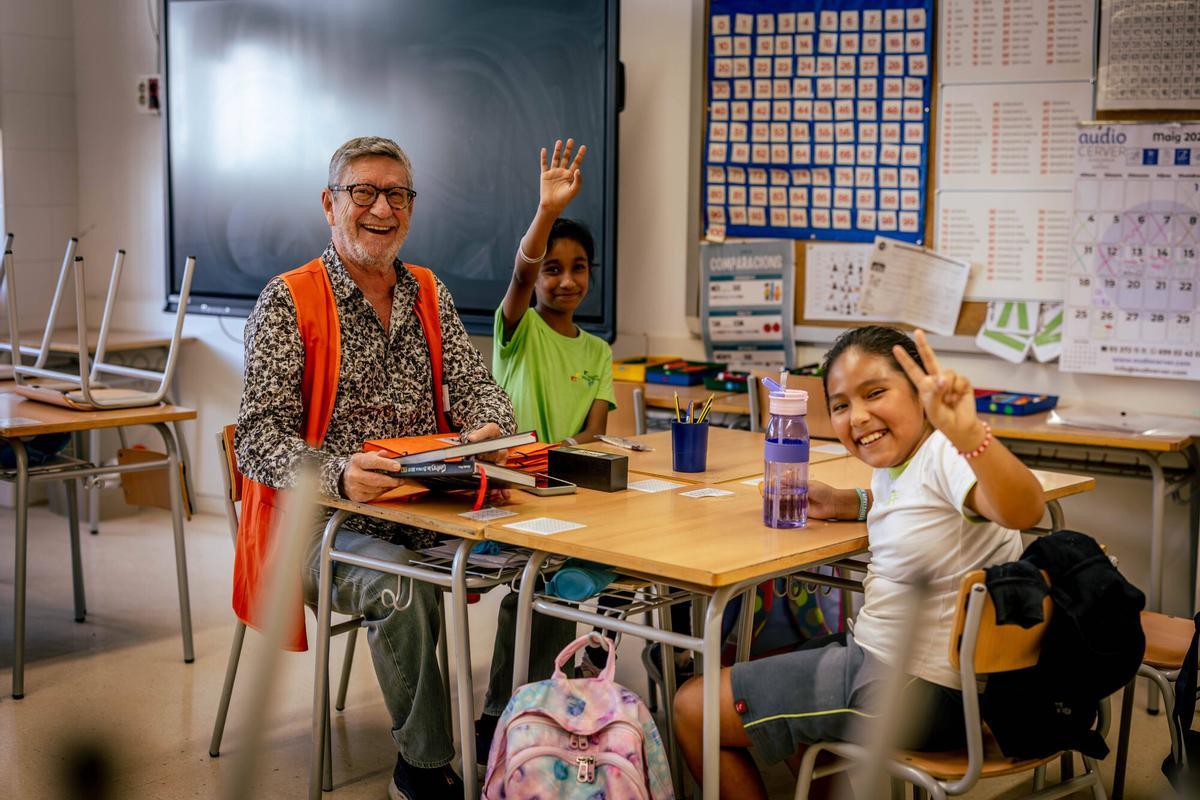 Barcelona 13/05/2026 Sociedad. Voluntariado sénior en la Escola Màrius Torres,donde se dan clases a niños y niñas vulnerables. Arnau Sallent,un sénior dando clases de lectura y matemáticas. AUTOR: JORDI OTIX