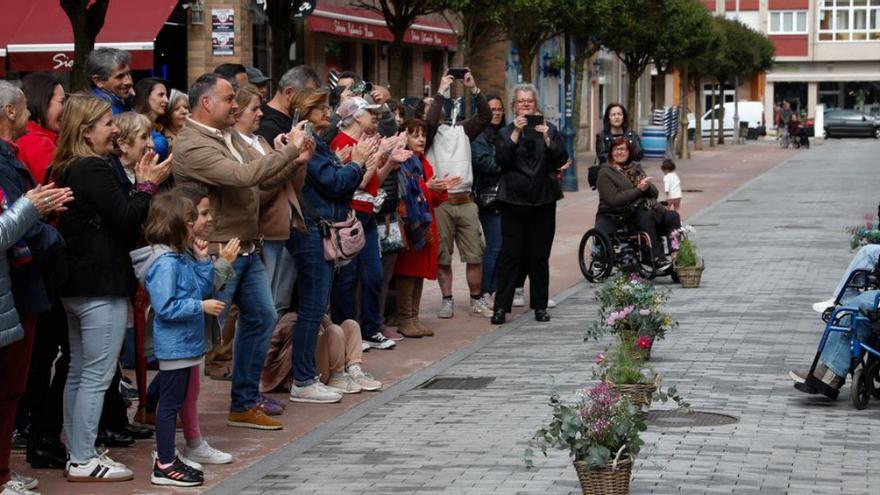 Algunos de «L@s Cotorr@s» reciben el aplauso de su familia tras el desfile en la calle del Ace bo. | MARA VILLAMUZA