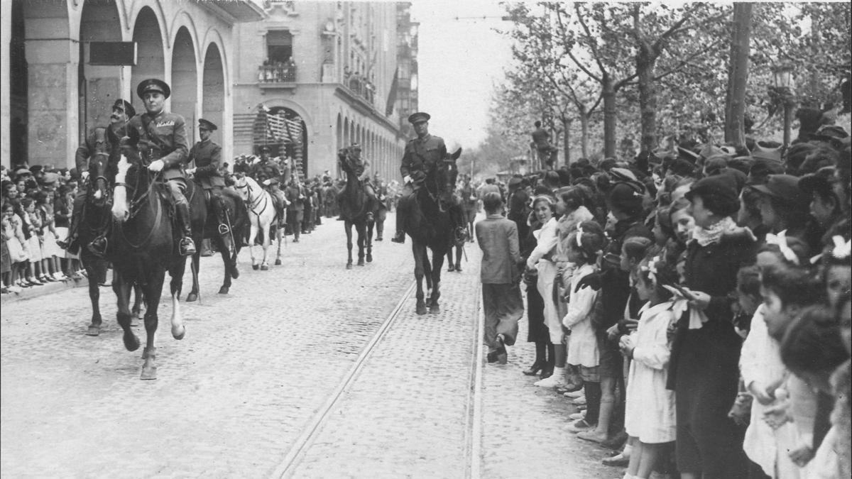 El coronel Miguel Campins, a caballo, en 1930, desfilando por el paseo Independencia de Zaragoza como subdirector de la Academia General Militar.