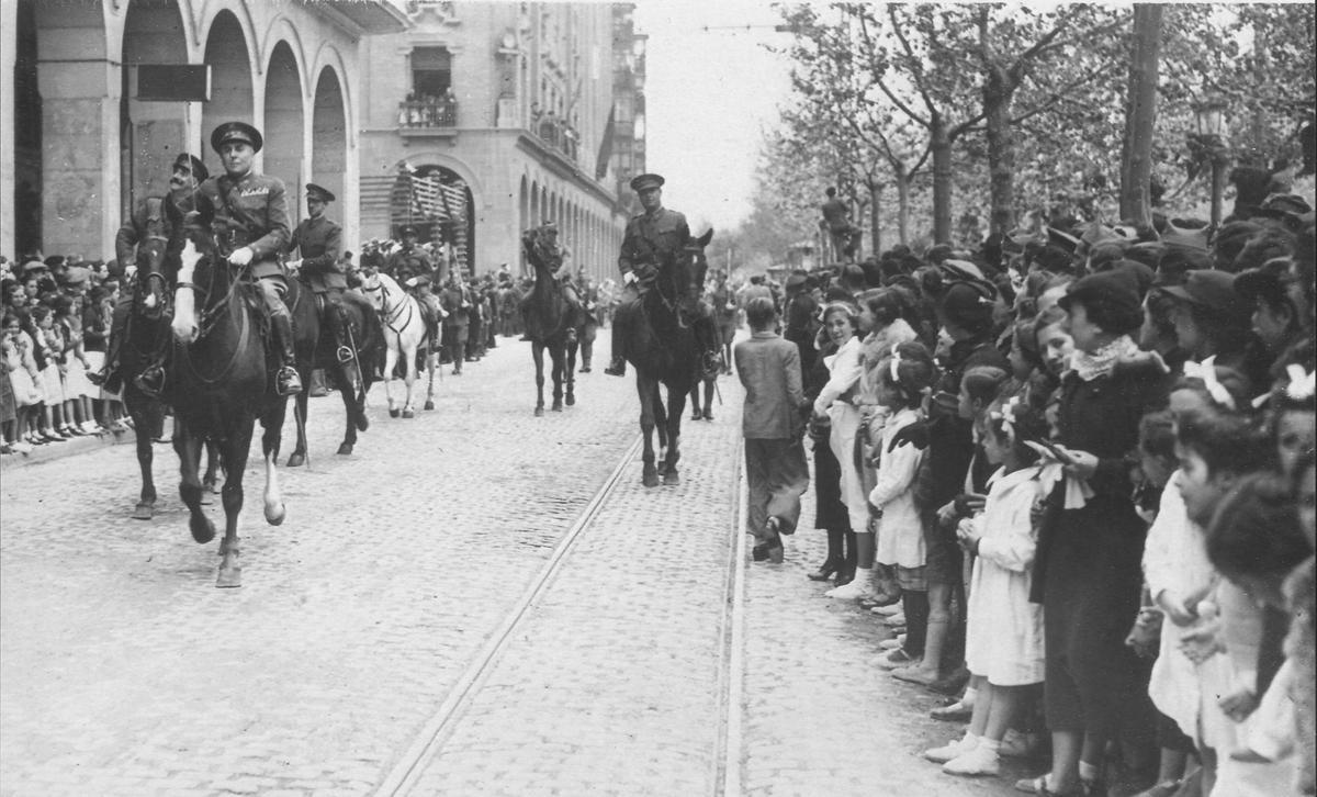 El coronel Miguel Campins, a caballo, en 1930, desfilando por el paseo Independencia de Zaragoza como subdirector de la Academia General Militar.