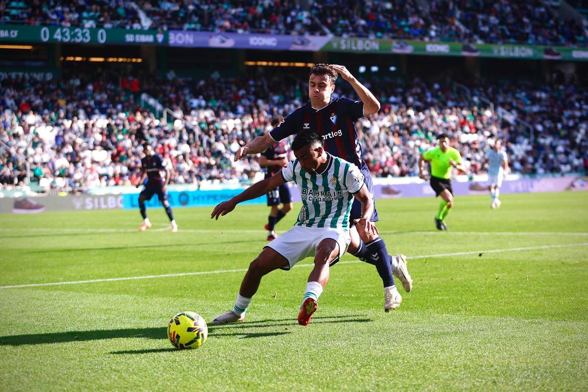 Dalisson de Almeida protege el esférico en el choque ante el Eibar en El Arcángel.