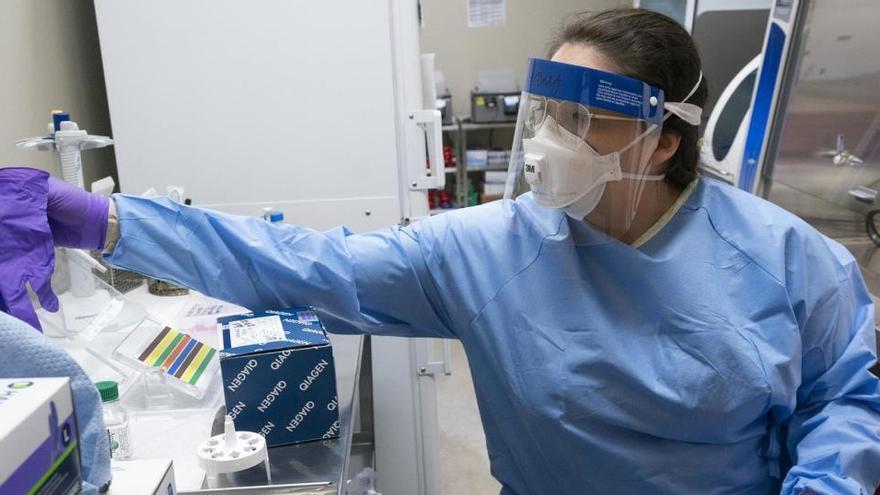 Pruebas de coronavirus en un laboratorio.