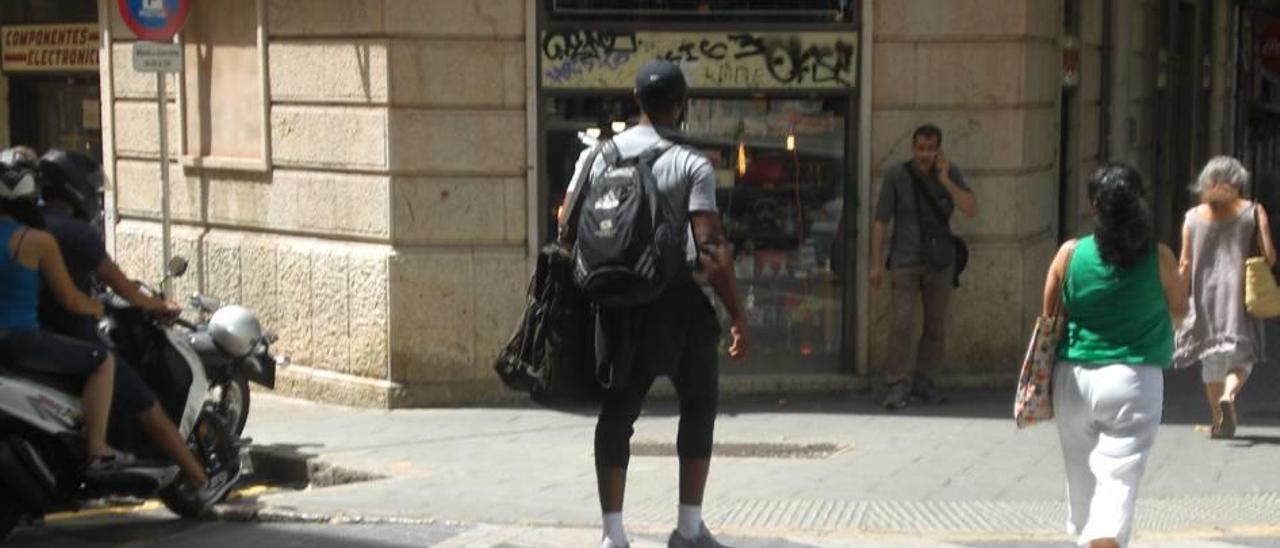 El &#039;quarterback&#039; estadounidense arrestado sale ayer de los juzgados de Palma, de espaldas y con mochila.