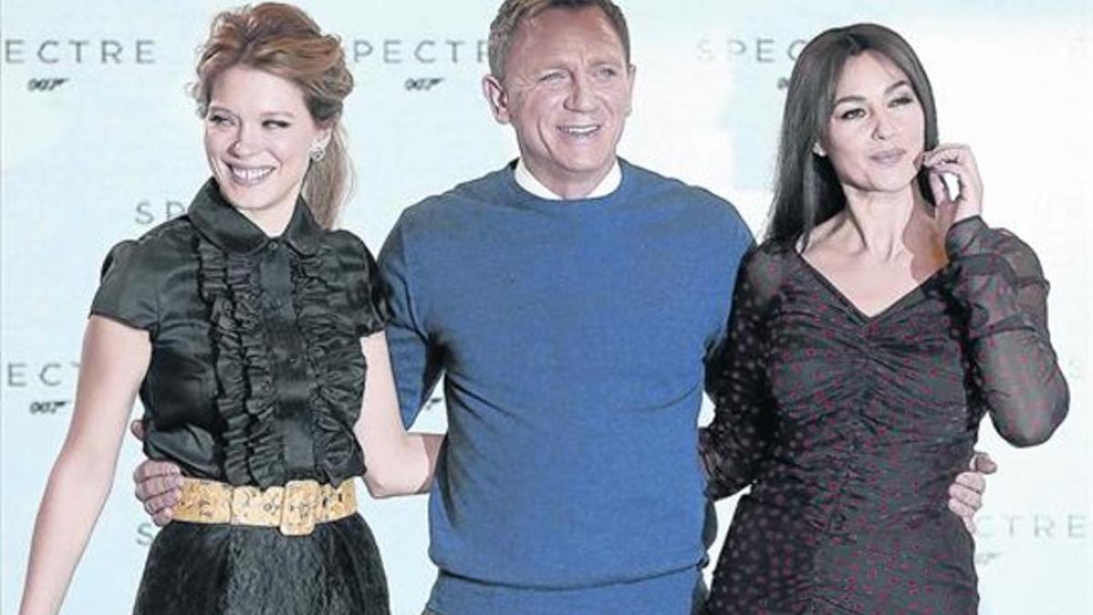 Daniel Craig, flanqueado por Léa Seydoux y Monica Bellucci en la presentación del nuevo filme de James Bond, ayer a las afueras de Londres