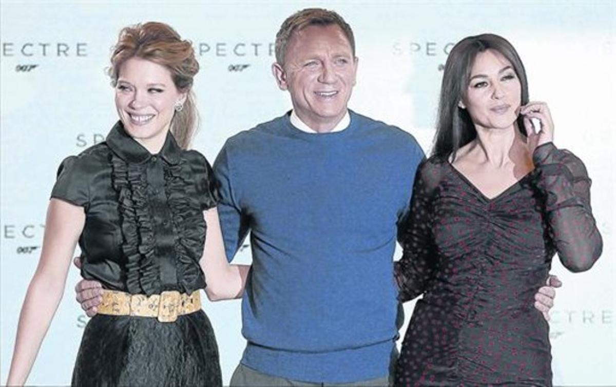Daniel Craig, flanquejat per Léa Seydoux i Monica Bellucci en la presentació del nou film de James Bond, ahir als afores de Londres Daniel Craig, flanquejat per Léa Seydoux i Monica Bellucci en la presentació del nou film de James Bond, ahir als afores de Londres