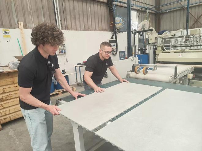 Unos jóvenes emprendedores crean un sistema para instalar de forma fácil y barata pavimento cerámico