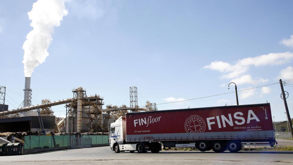 Un camión de Finsa accede a las instalaciones de la empresa en Santiago