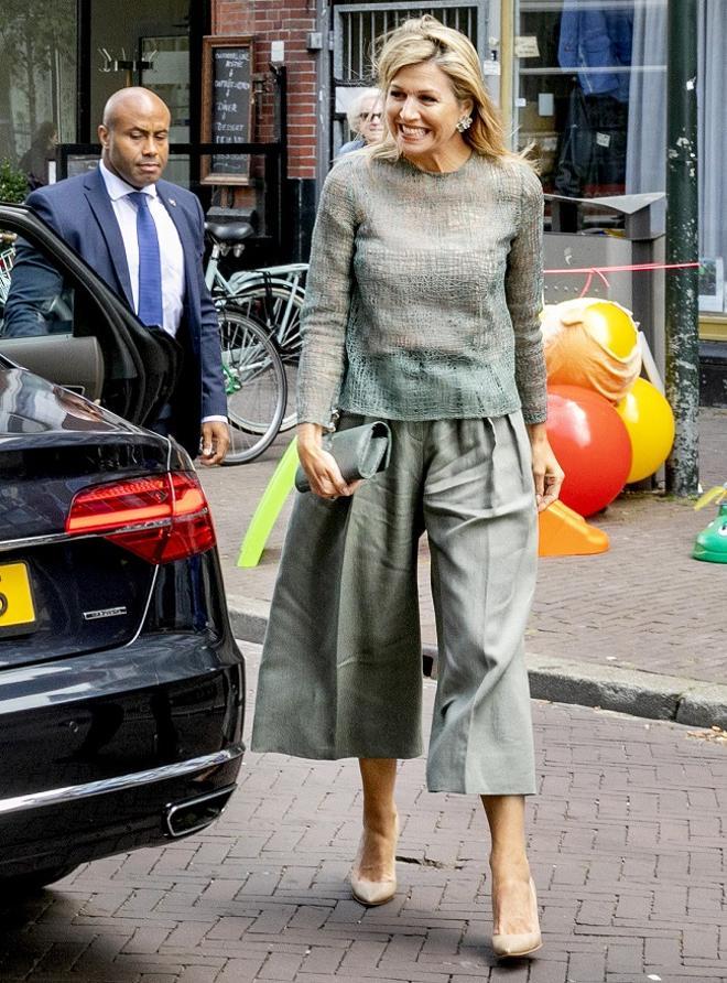 El look de Máxima de Holanda con blusa transparente y pantalones 'culotte'