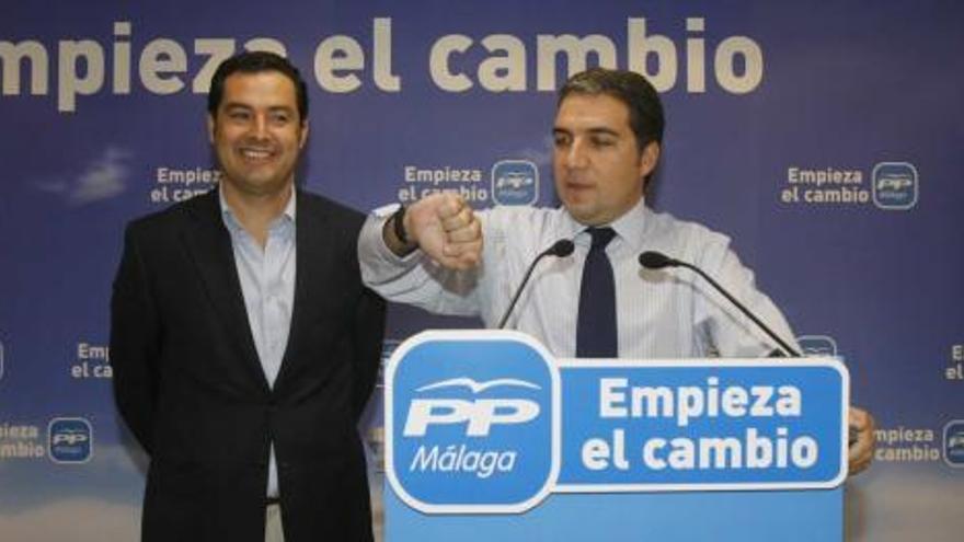 El presidente del Comité Electoral, Juan Manuel Moreno Bonilla, y el presidente del PP en Málaga, Elías Bendodo, en su comparencia ayer ante la prensa.