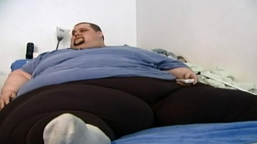 Una grúa para trasladar a un hombre de 453 kilos