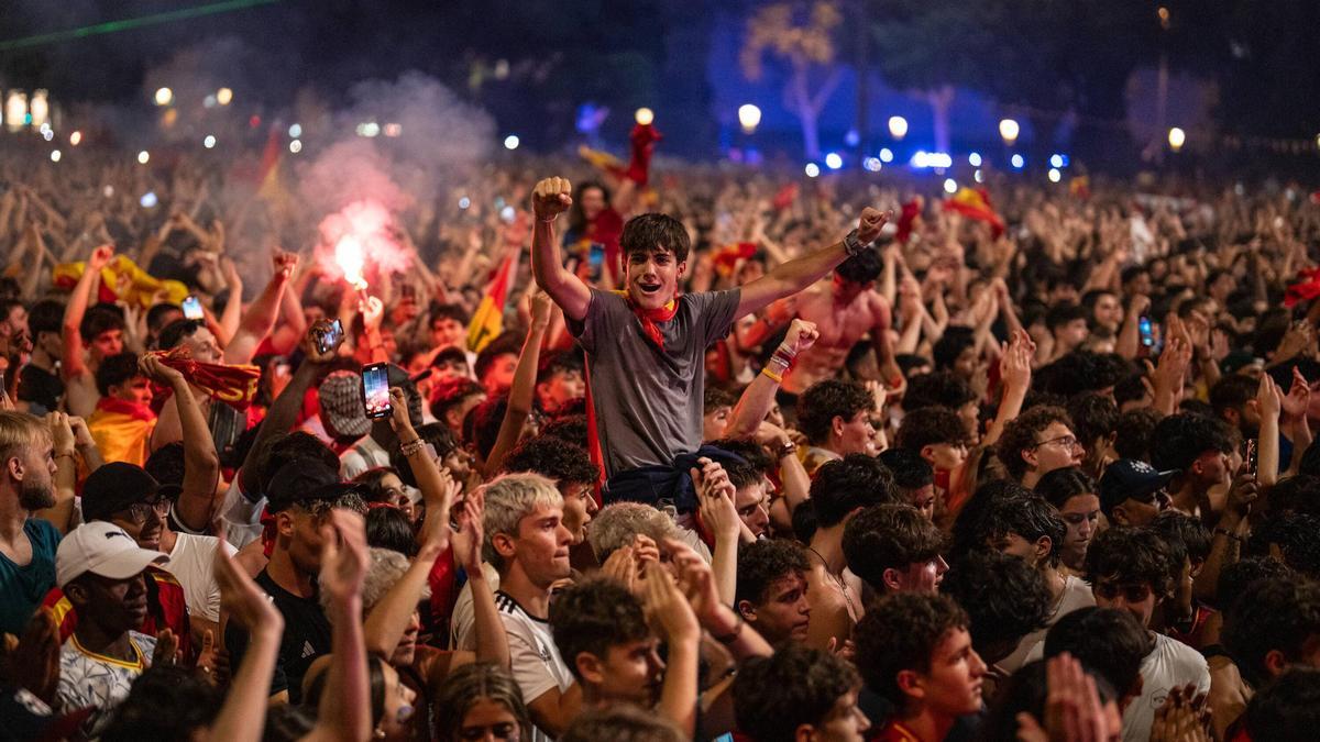 Extasis en la plaza Catalunya de Barcelona por el triunfo de la selección española en la Eurocopa