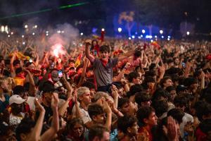 Extasis en plaza Catalunya de Barcelona por el triunfo de la selección española en la Eurocopa