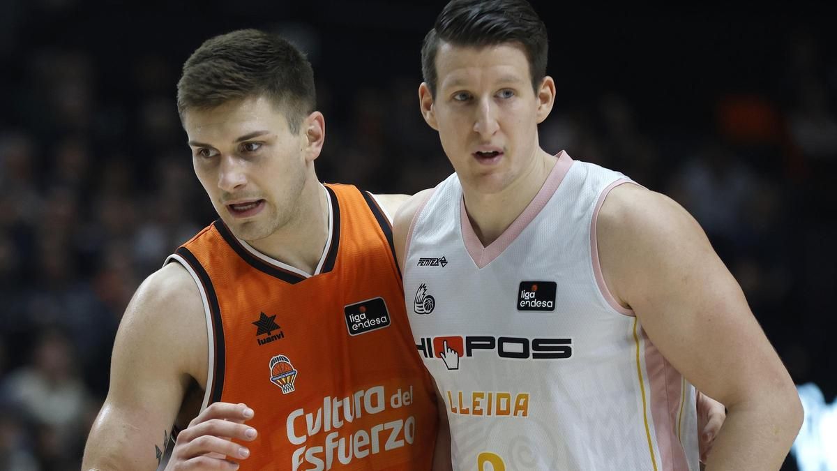 Luka Bozic, con Nate Sestina en su partido jugado en La Fonteta con el Hiopos Lleida