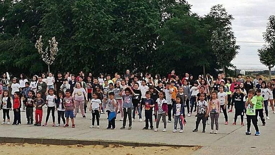 Alumos y docentes del C.E.O. de Coreses bailan una coreografía para finalizar el curso.