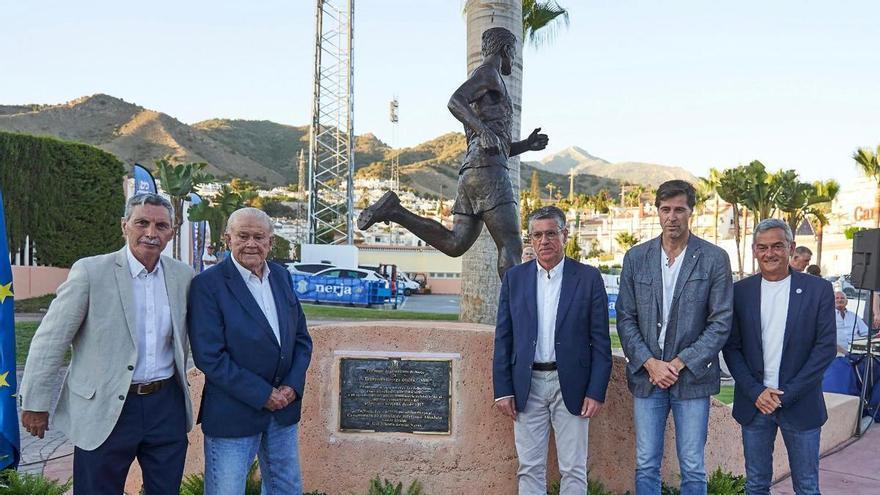 Nerja inaugura una escultura en honor al atleta Francisco Ortega &#039;AYO&#039;