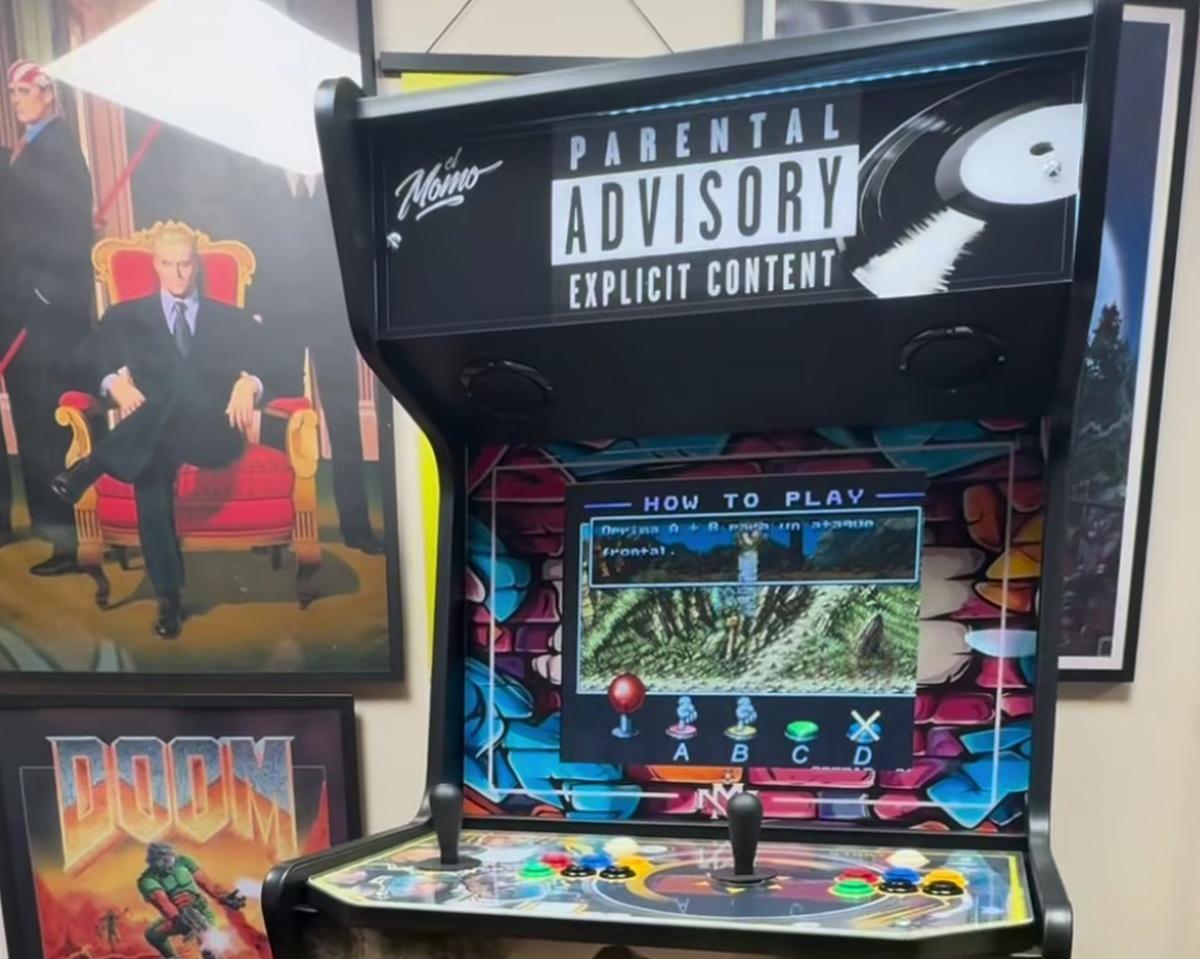 La máquina recreativa que Cris Arcades ha fabricado para El Momo.