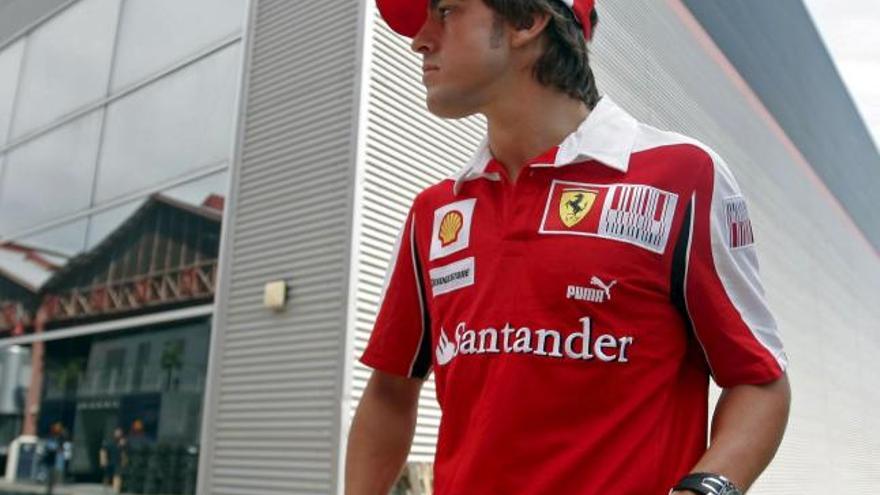 El piloto español de Ferrari Fernando Alonso pasea por el &#039;paddock&#039; del circuito urbano.