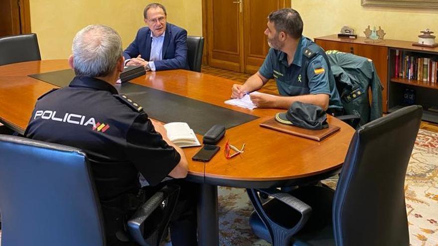 El subdelegado del Gobierno, Ángel Blanco, en la reunión de coordinación con Policía Nacional y Guardia Civil.