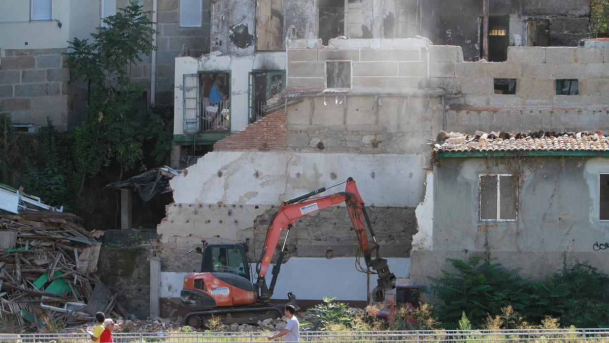 Los trabajos de demolición en la antigua Casa de Baños de Outeiro comenzaron este lunes.