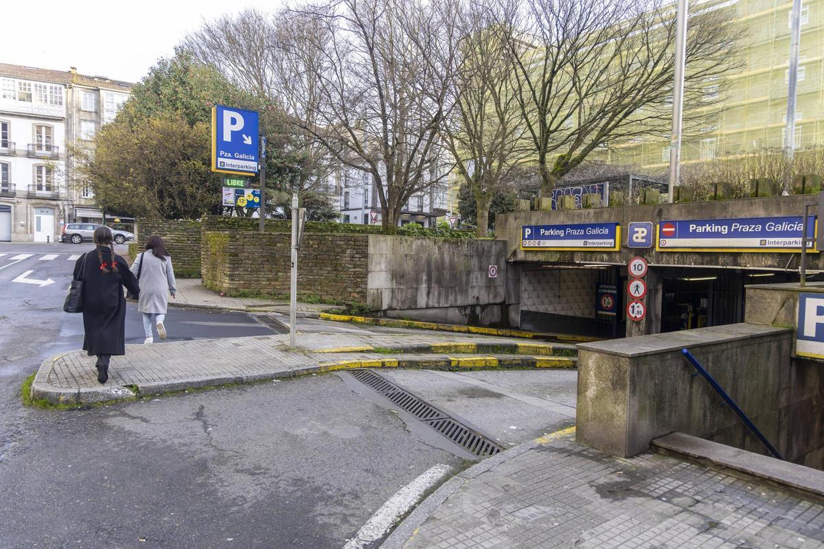 Entrada do parking de praza de Galicia en Santiago.