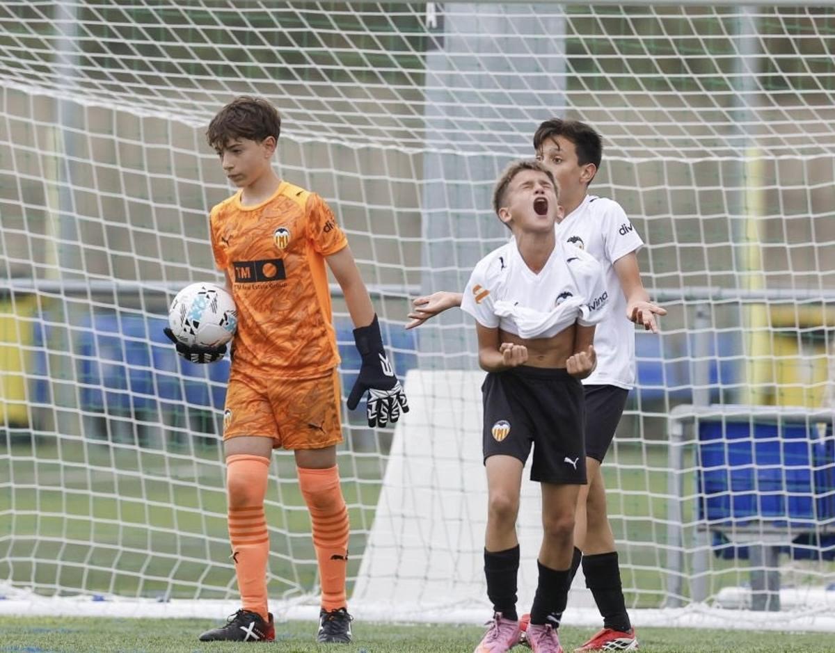 Los jugadores del Valencia se lamentan tras encajar un gol