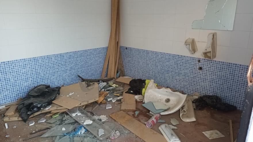 Critican el abandono de las pistas de padel del Parque Azahara