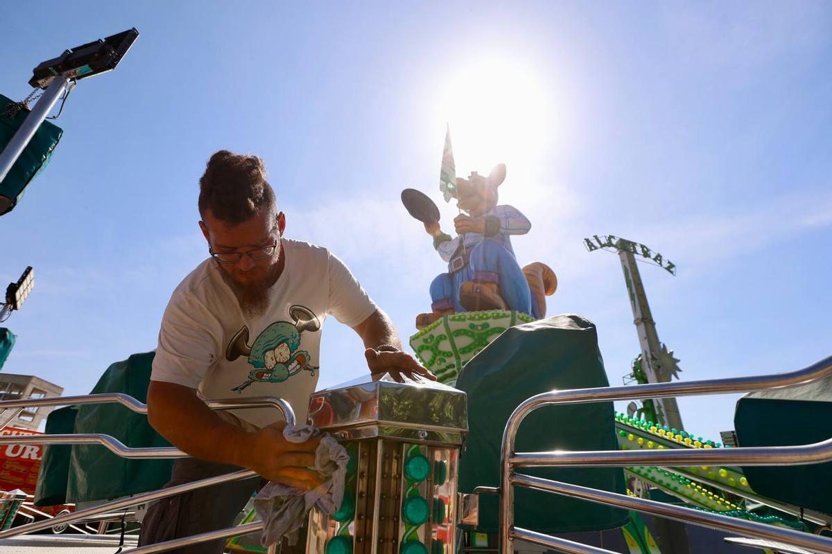 Últimos prepartivos a uno de los cacharritos de la Feria.