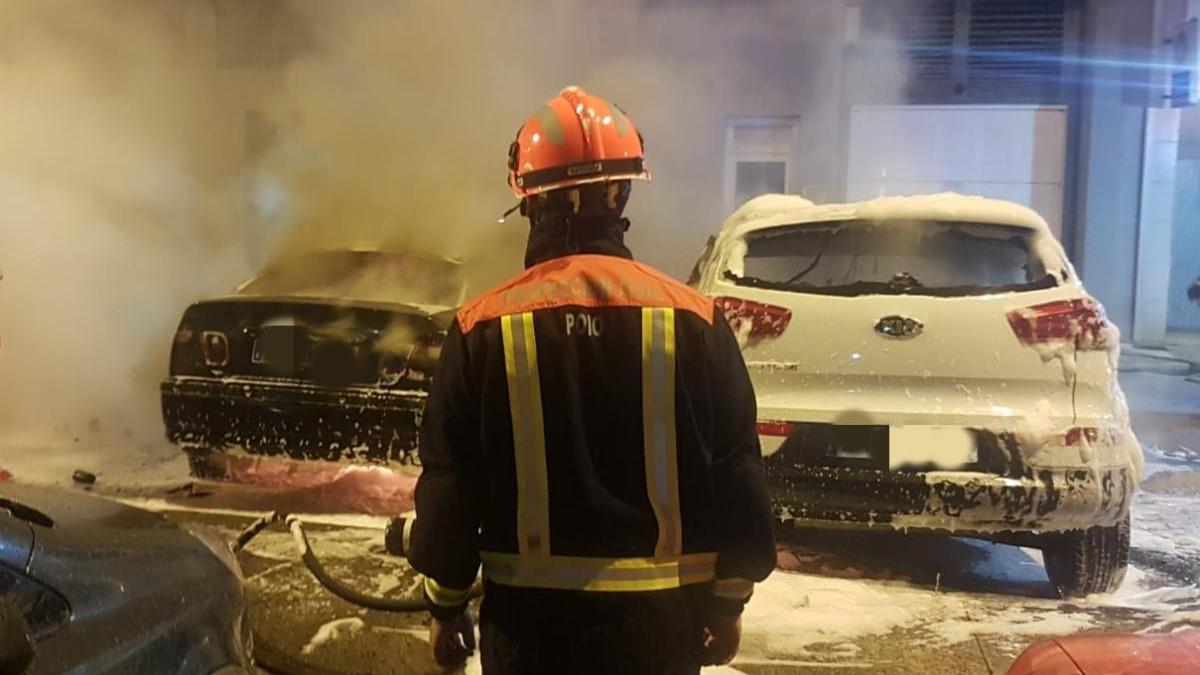 Dos coches calcinados en Poio tras arder un contenedor