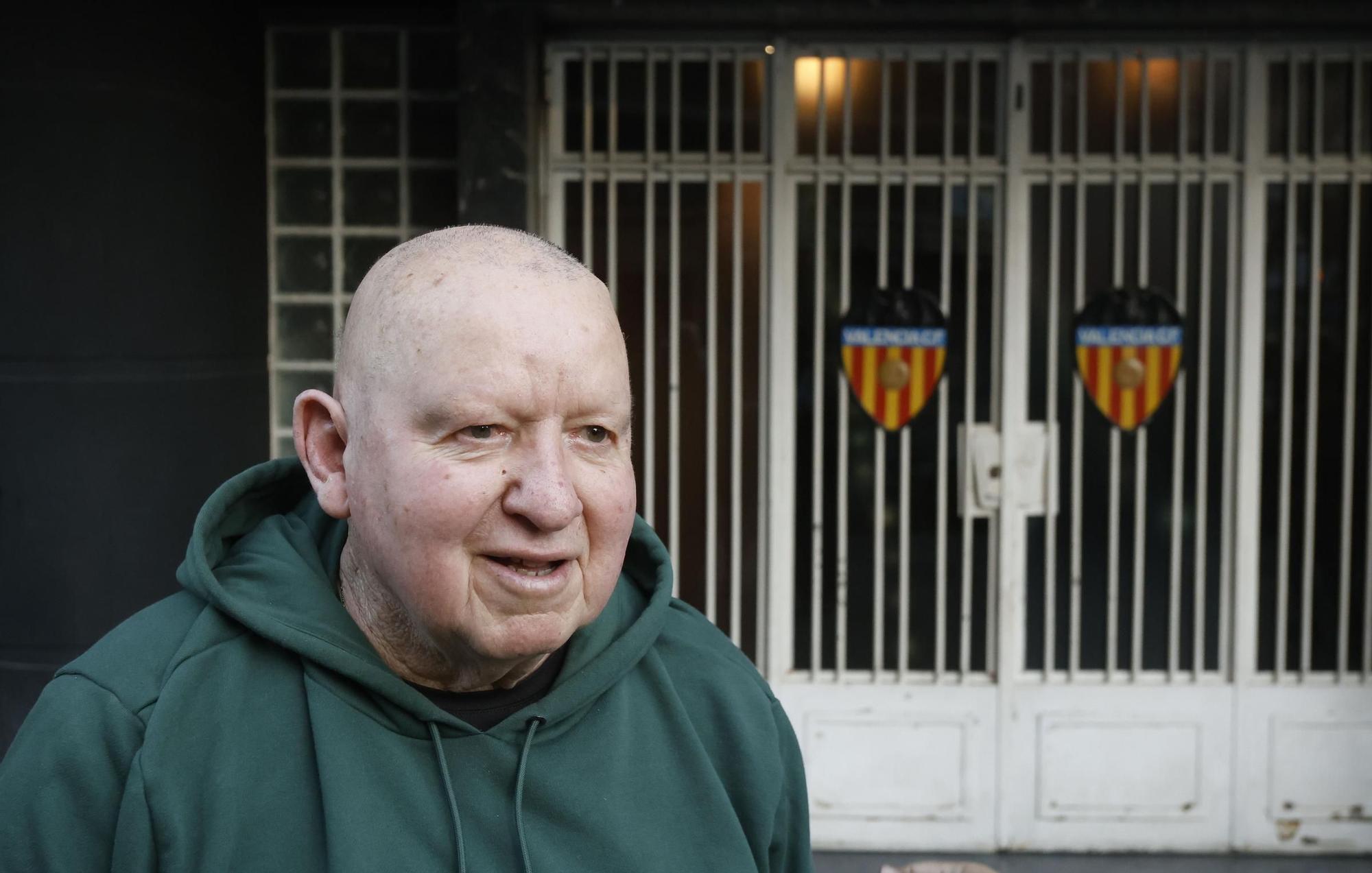 Homenaje al gol de Forment en la puerta de Mestalla