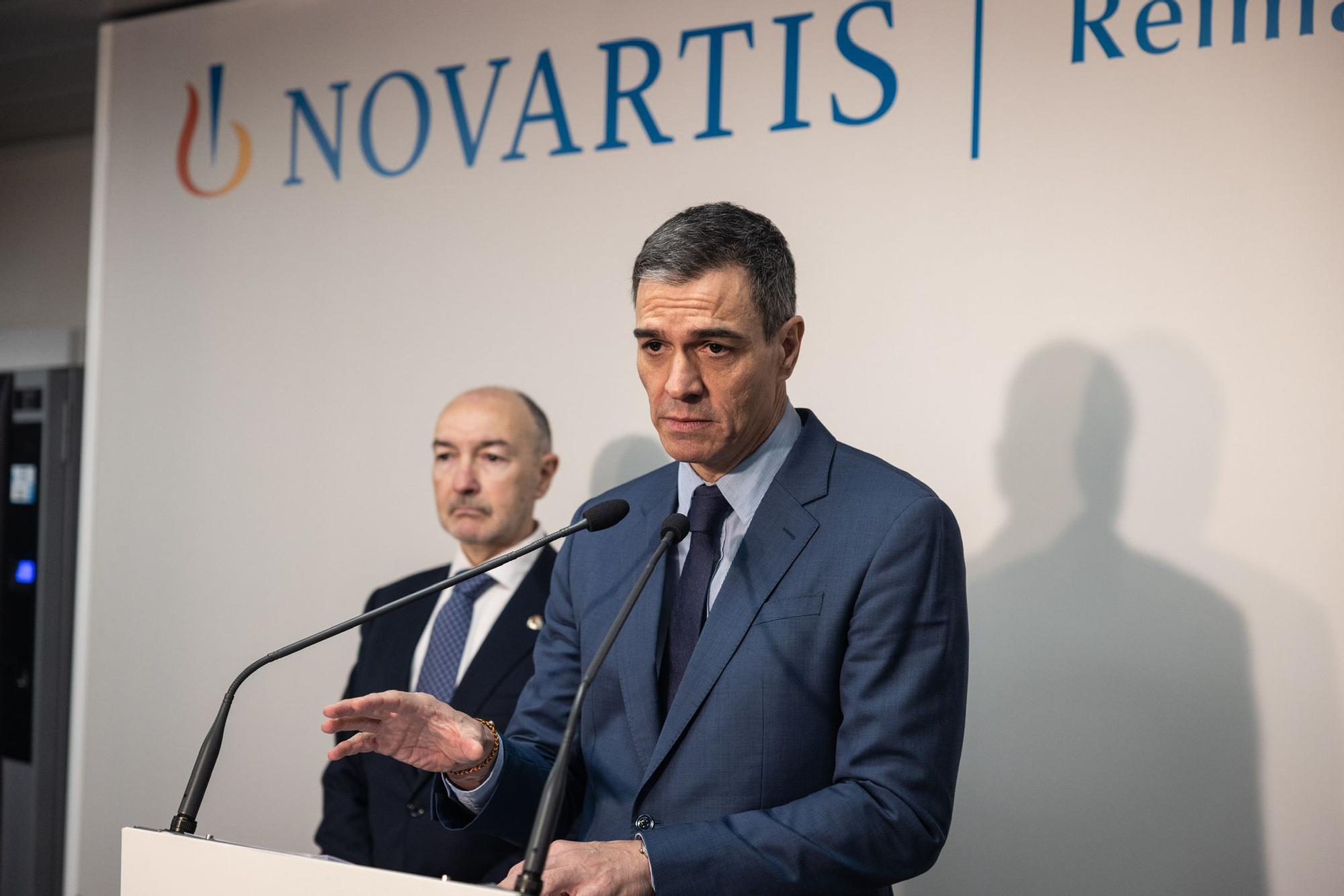 En imágenes | Pedro Sánchez visita las instalaciones de Novartis en La Almunia de Doña Godina