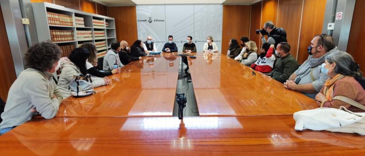 Un momento de la reunión de ayer en el Consell con un grupo de vecinos del Don Pepe. | C.E.