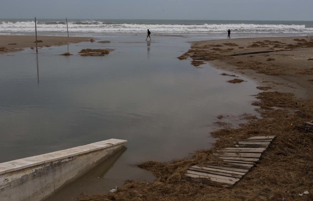 El temporal causa daños en las playas de Alicante