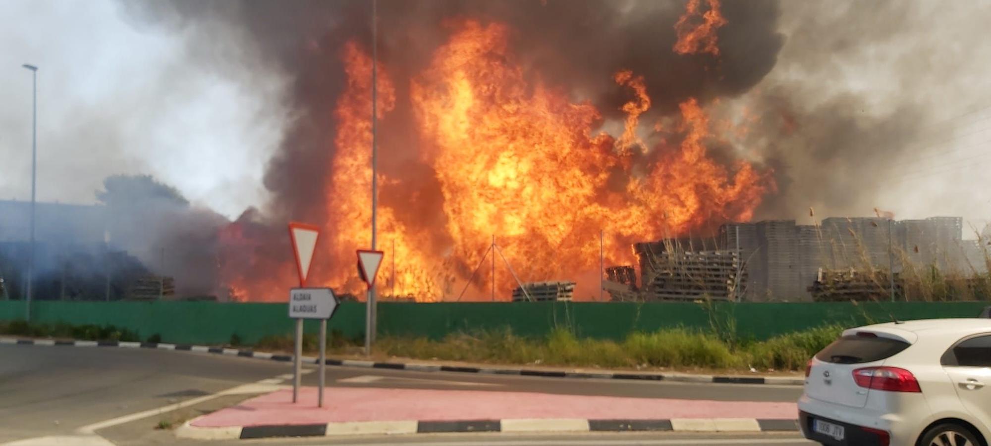 Incendio en una fábrica de palets de Aldaia