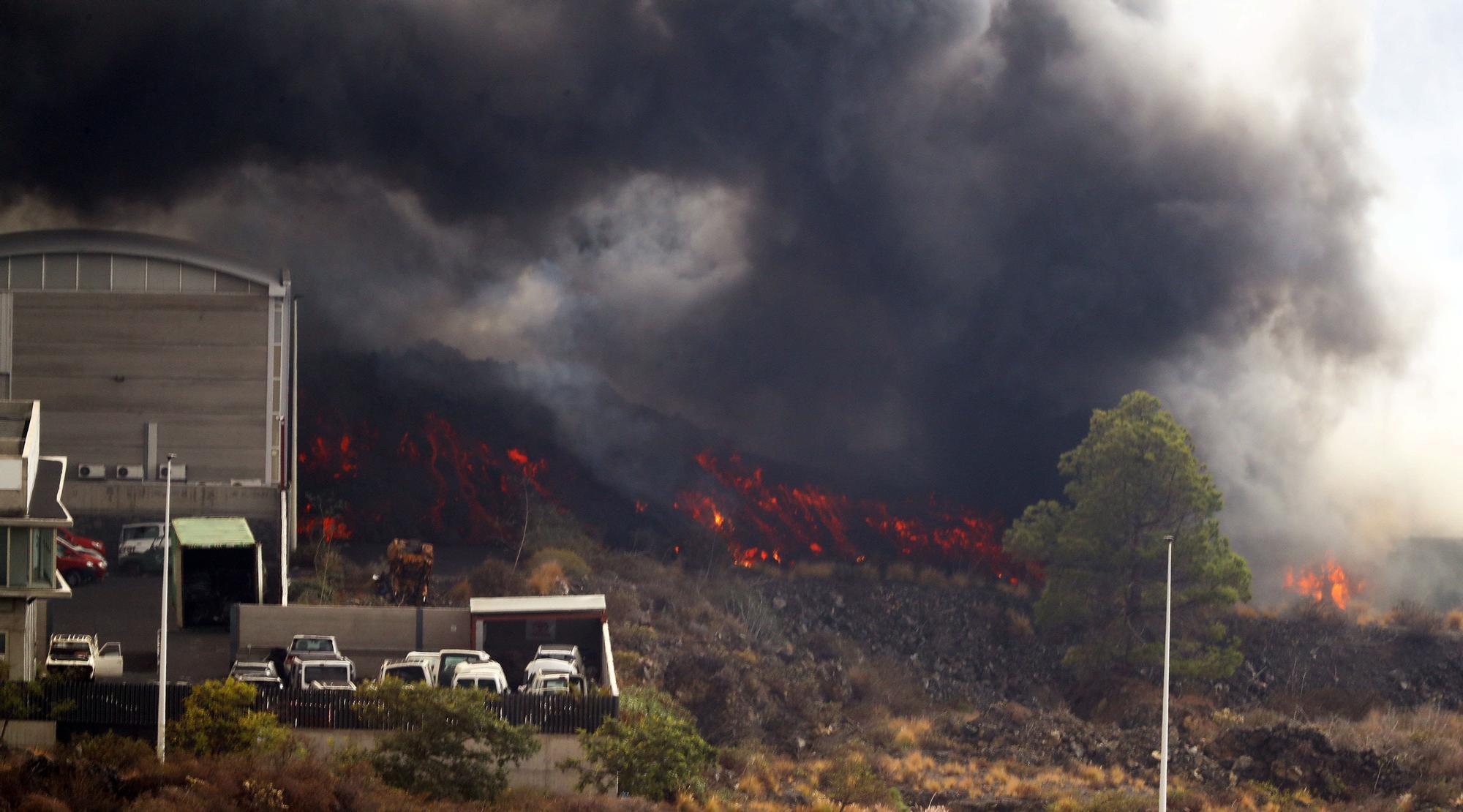 Incendio de la cementera provocado por la lava del volcán en La Palma