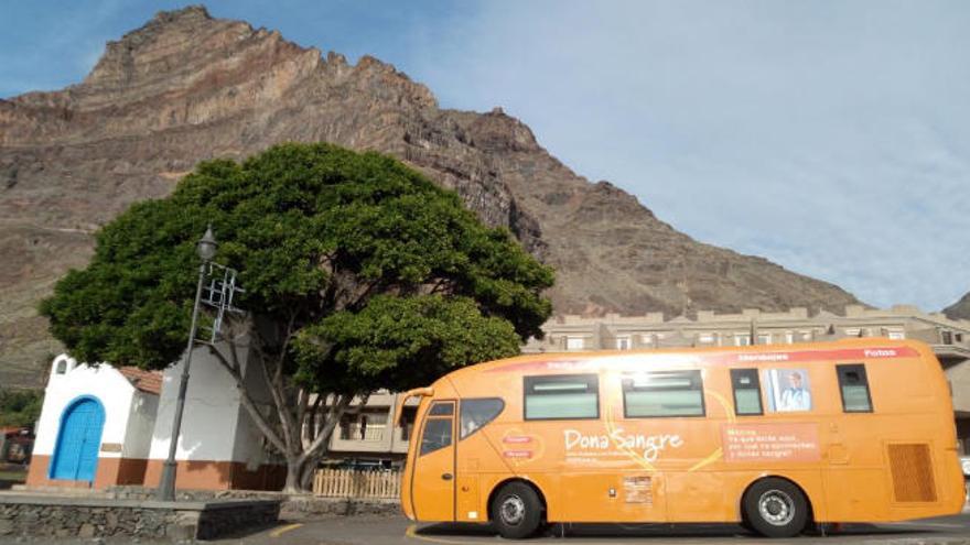 Un vehículo para la donación de sangre en La Gomera.