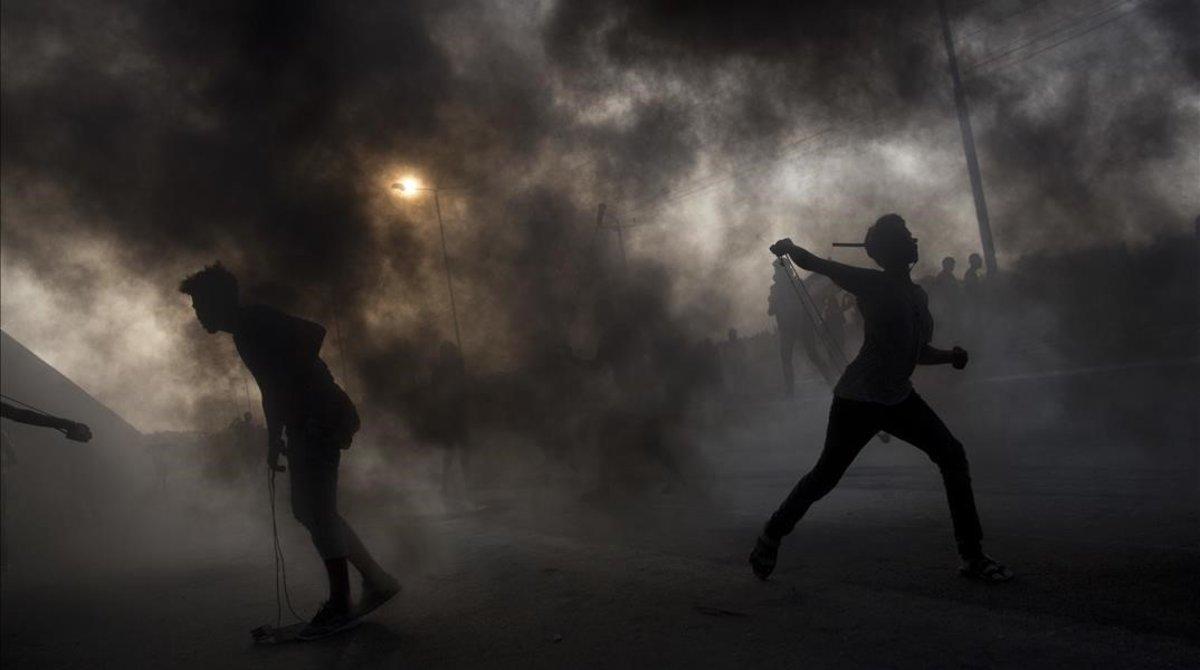zentauroepp46302668 palestinian protesters hurl stones during a demonstration at181219123039