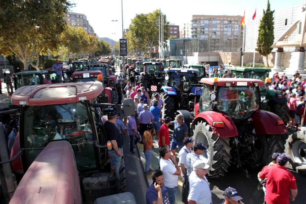 Protesta de agricultores en la Asamblea Regional