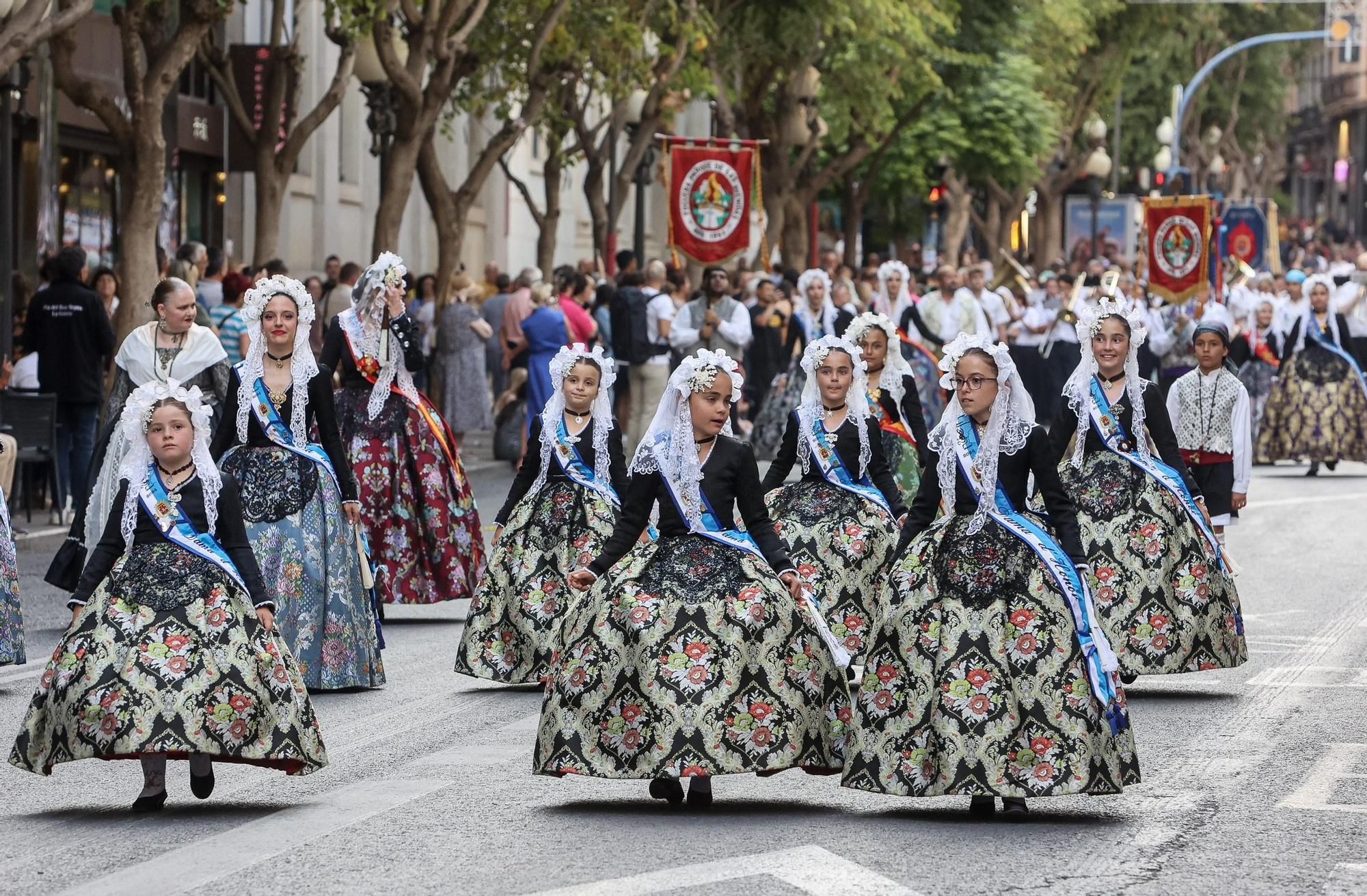 Resumen de los actos de inicio de las Hogueras 2024 ( Mascletà, Pasodoble, Homenaje Foguerers y Barraquers, desfile del Pregón y Pregón oficial )