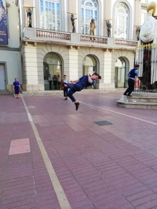 Espectacle de carrer del Cirque Éloize a Figueres