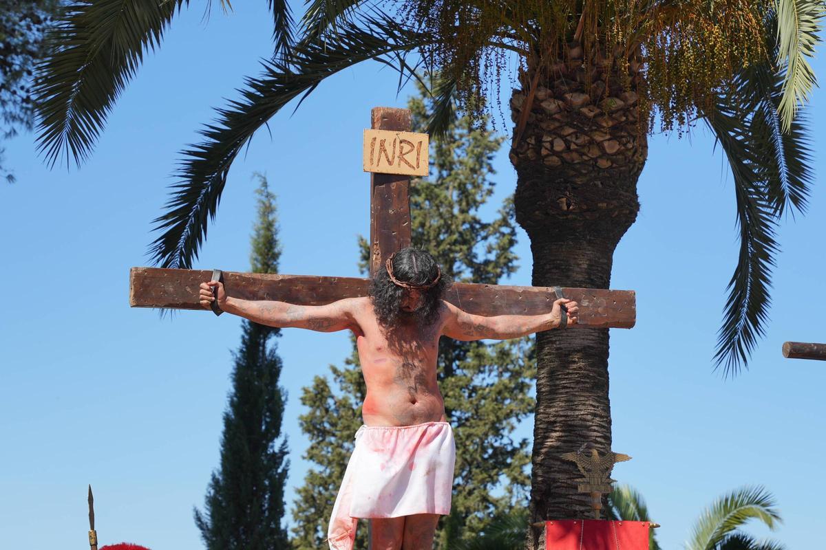 Luis Salguero, en el papel de Jesucristo, durante la escena de la crucifixión.