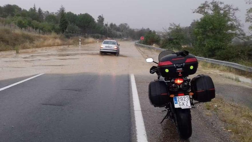 El agua invade la N-631 en Peleas