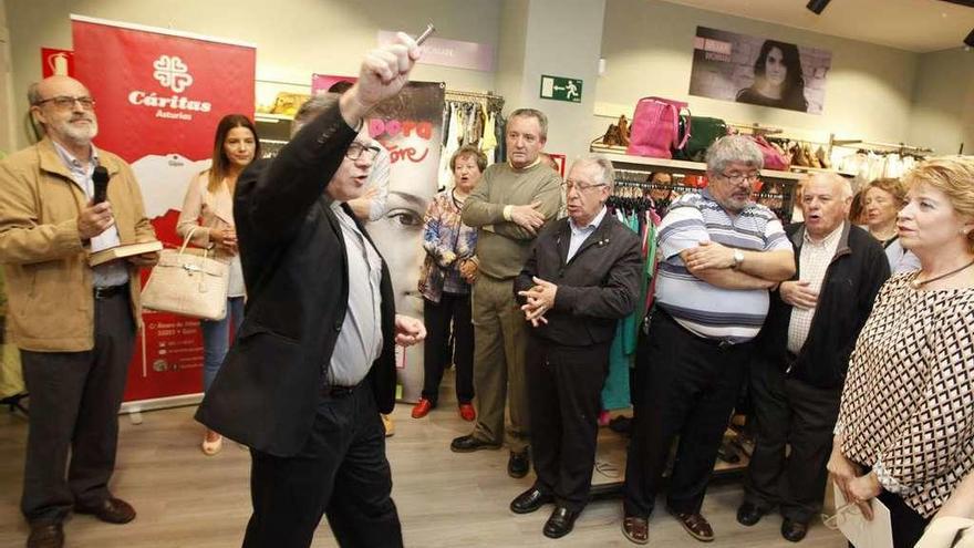 Adolfo Mariño bendice la nueva tienda de Cáritas.