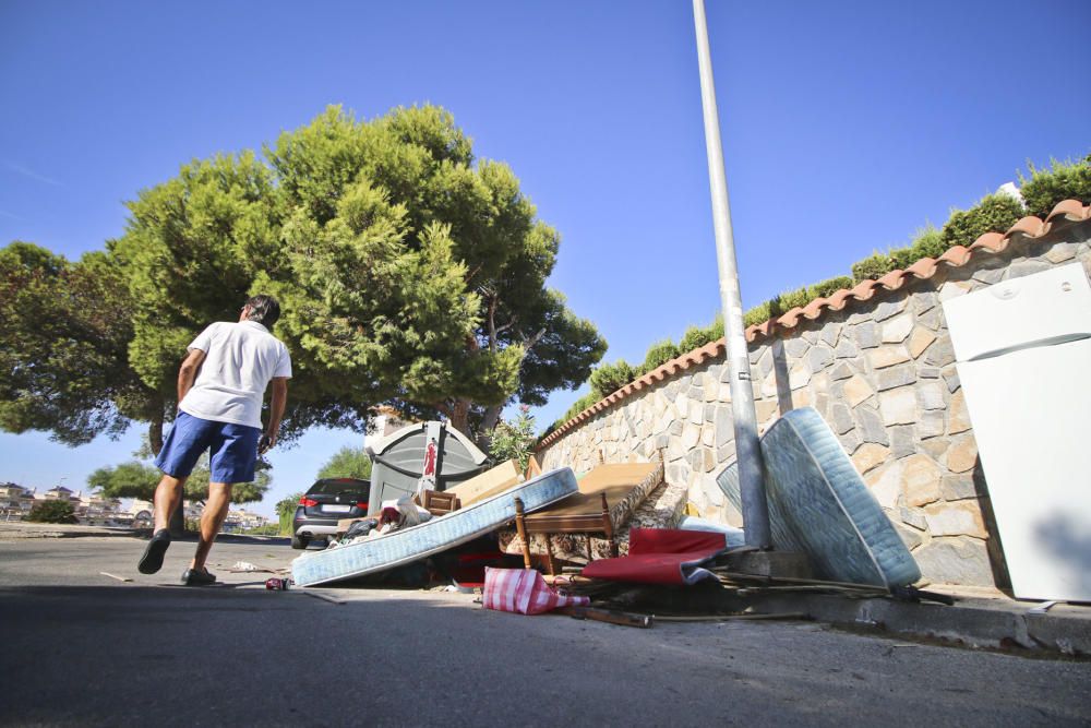 La basura se acumula en las calles de Orihuela Cos